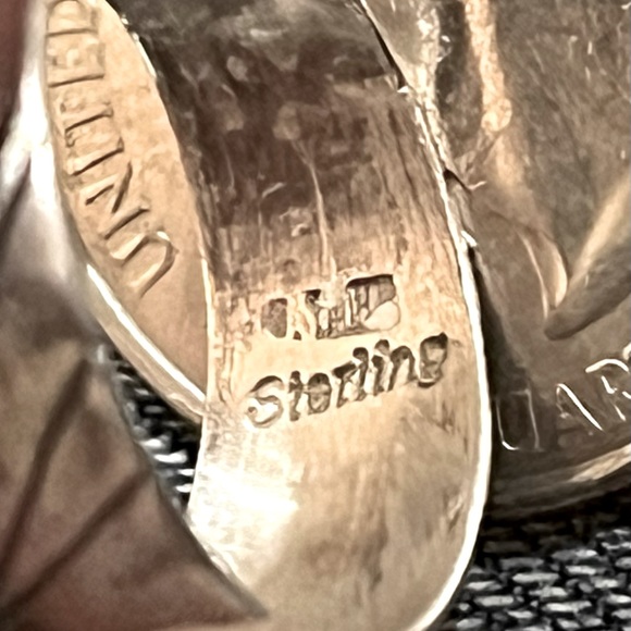 🗝️ Signed - Tahe, Vintage Navajo Sterling Silver Twisted Wire Accent Ring - Picture 5 of 6